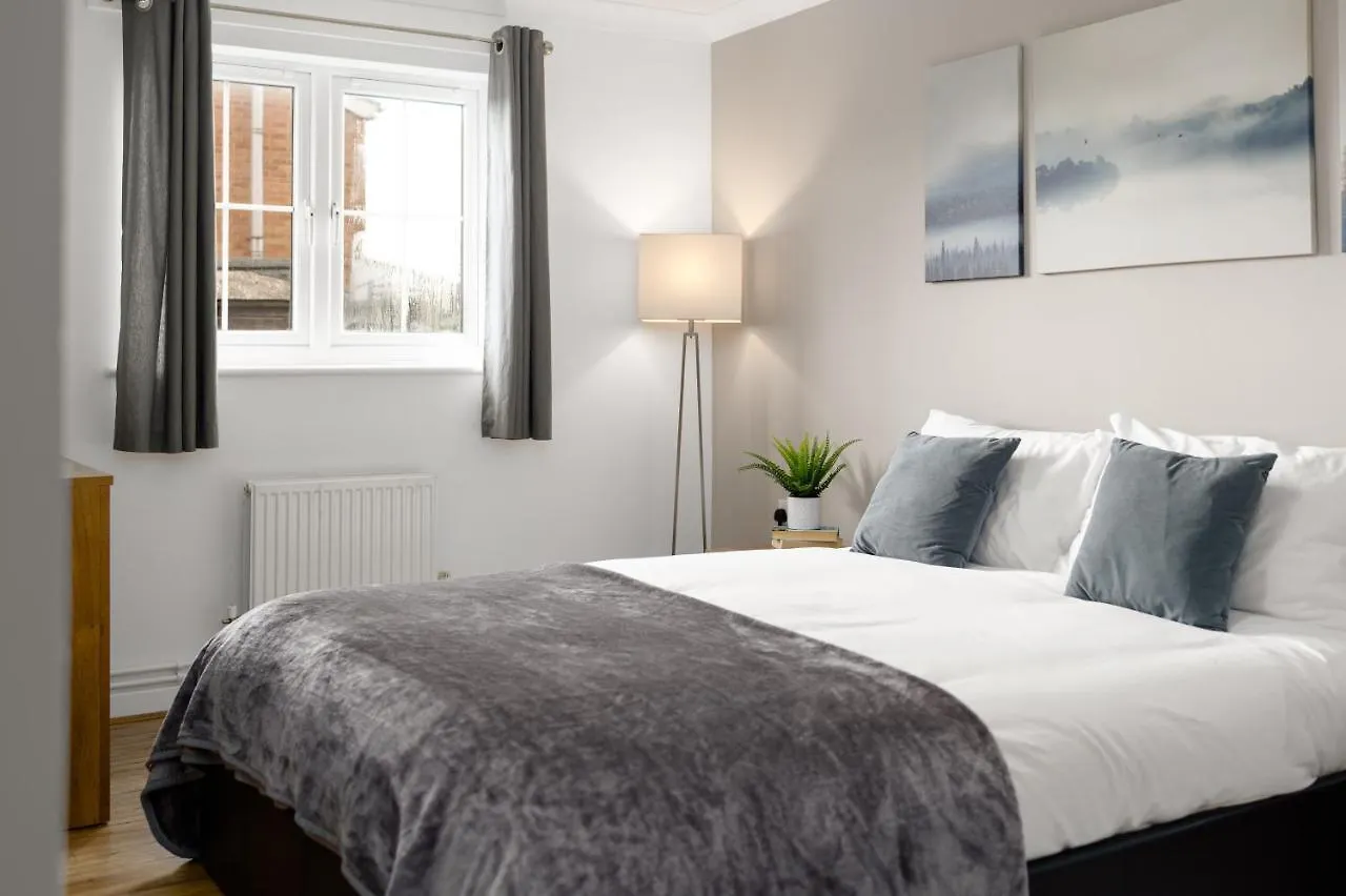 Charming 2Br Ground Floor Flat In Sholing, 11 Mins From City Centre - Recently Set Up With Love サウサンプトン アパート