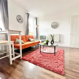  Apartment Town Centre Flat- Great For Contractors - Sleeps 4 - Free Parking