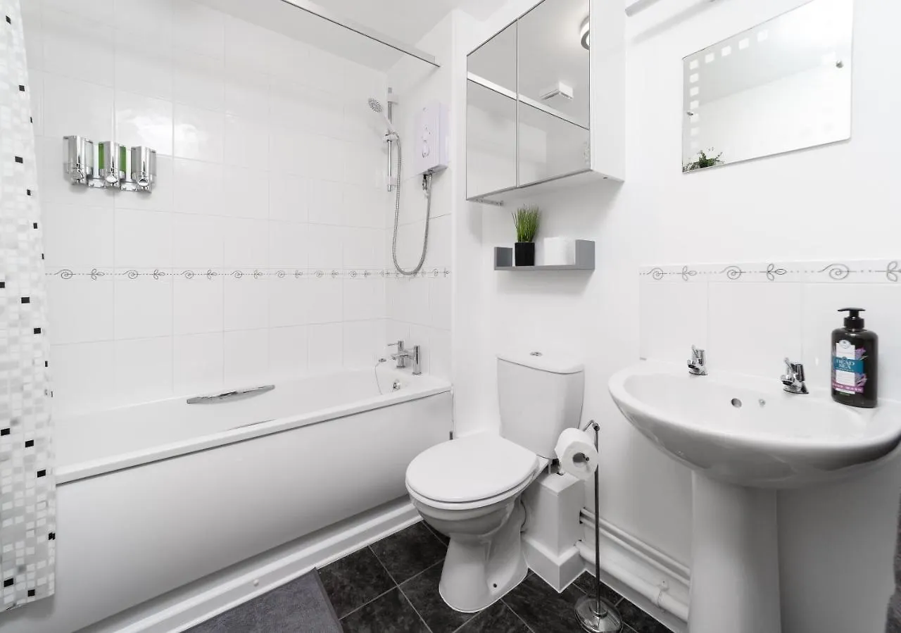 Charming 2Br Ground Floor Flat In Sholing, 11 Mins From City Centre - Recently Set Up With Love Southampton 0*,  United Kingdom