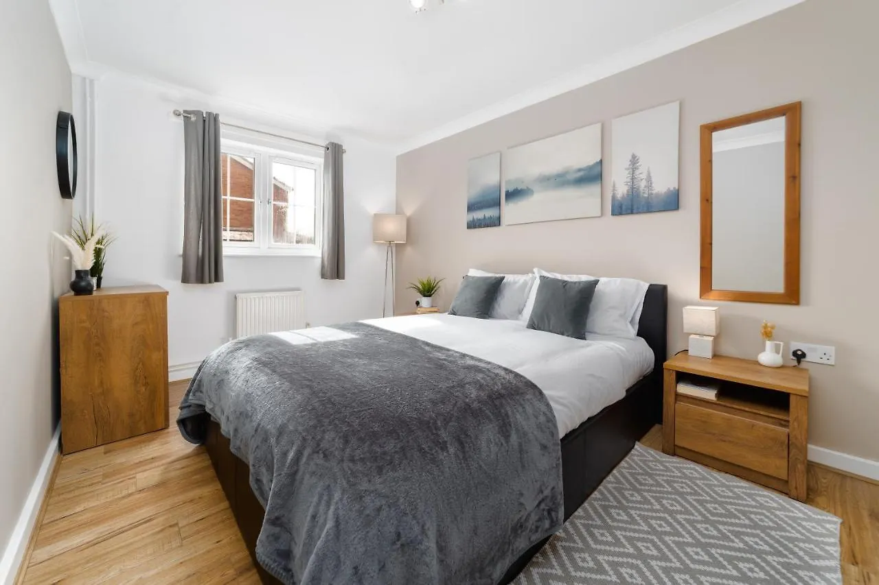 Charming 2Br Ground Floor Flat In Sholing, 11 Mins From City Centre - Recently Set Up With Love Southampton 0*,  United Kingdom